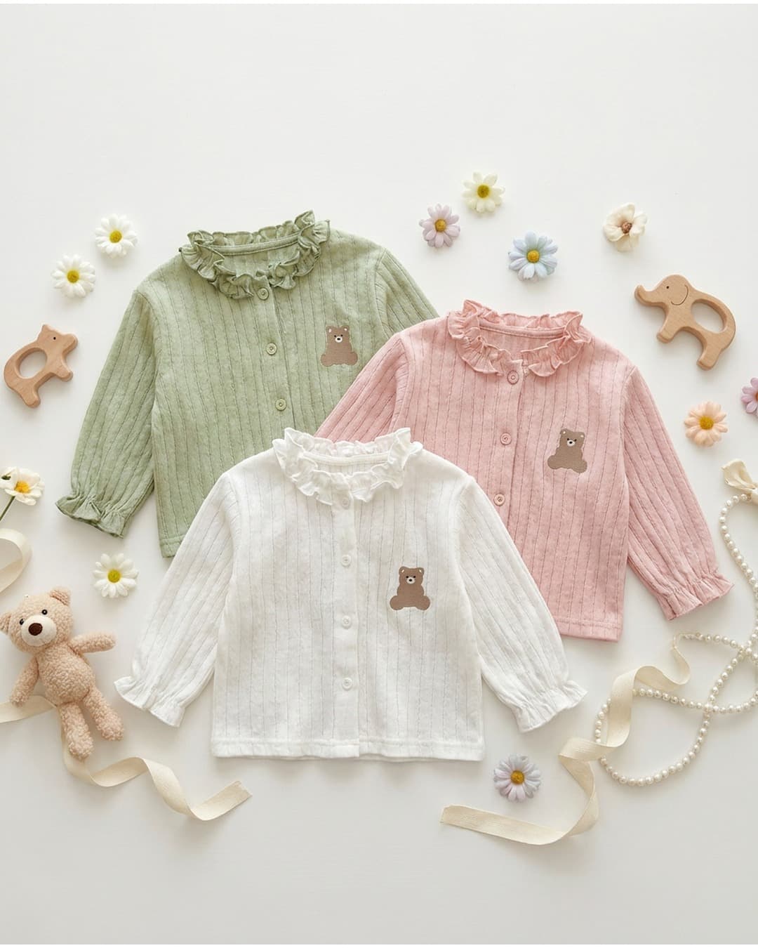 🧸 ミニくまワンポイントウェーブフリルカーディガン ✨

夏のお出かけにぴったりの、涼しげで愛らし